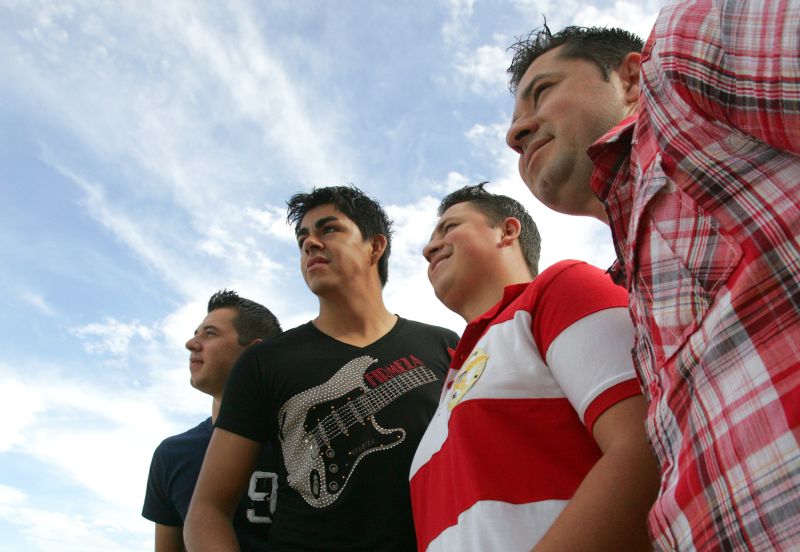 Fabiano, Ednilton Felix, Felipe e Fernando Desselmann, dos Campeiros de Cristo, de Ponta Grossa, compraram o primeiro ônibus, fazem 20 shows por mês e têm planos para gravar um DVD ao vivo | Josué Teixeira / Gazeta do Povo