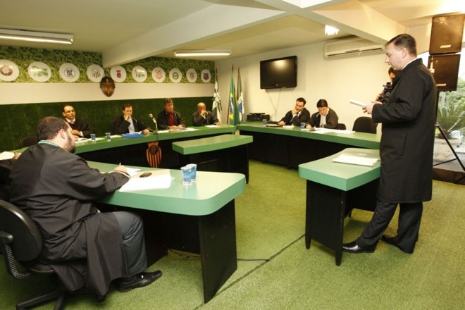 Decisão do julgamento no TJD favoreceu o Coritiba e clube não está obrigado a alugar o Couto Pereira | Antônio Costa / Gazeta do Povo