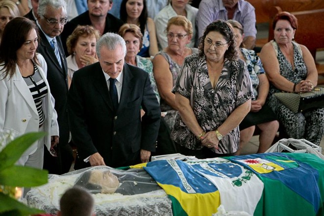O presidente em exercício Michel Temer (PMDB) presta homenagem a Moacir Micheletto |