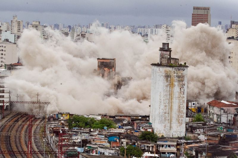Para a implosão foram utilizados cerca de 800 quilos de dinamite, distribuídos em 2,2 mil furos, em 26 pilares do edifício, que tem 20 mil metros quadrados | Julia Chequer/Folhapress