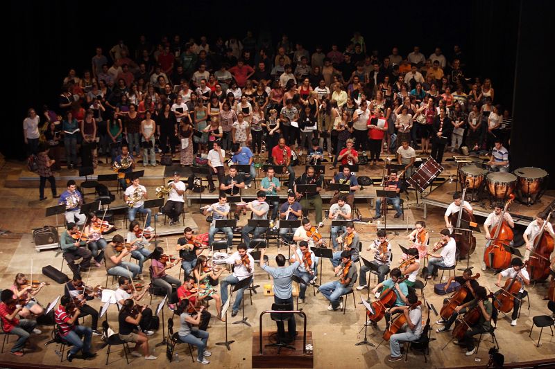 Ensaio do grupo que apresentará a Sinfonia nº 9 em Ré Menor, op. 125 no Teatro Guaíra: massa de som, nas palavras de aluna integrante da orquestra | Walter Alves/Gazeta do Povo