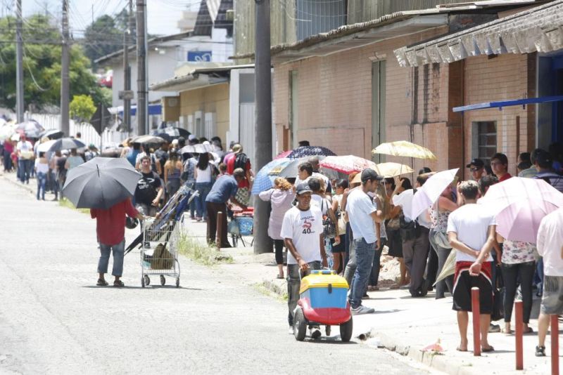 Vendedores ambulantes aproveitaram para lucrar com a fila de pessoas que deixaram para ir ao TRE no último dia | Antônio More/Gazeta do Povo