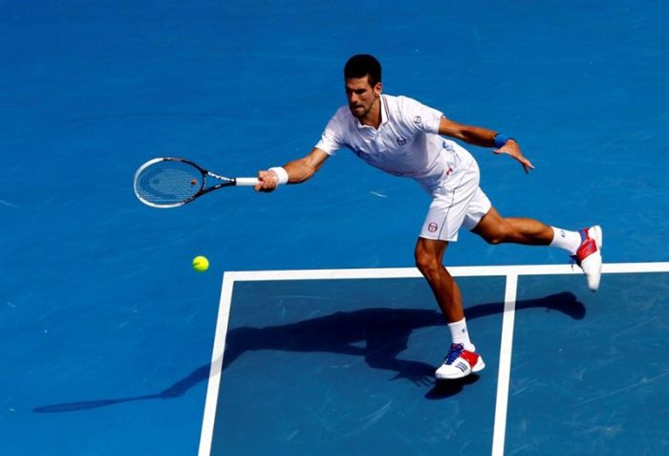 Djokovic arrasa francês e vai às oitavas na Austrália Nowak Djokovic arrasou o francês Nicolas Mahut por 3 sets a 0 em pouco mais de uma hora | Mast Irham / EFE