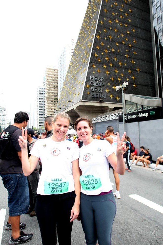 Mariane Caponi (à esq.), gerente de marketing do Shopping Estação, e sua amiga, a empresária curitibana Melissa de Macedo, disputaram pela primeira vez a corrida de São Silvestre, no último sábado, em São Paulo. As duas terminaram a prova em 1h50min. O próximo desafio de Mariane é a meia-maratona da ponte Rio-Niterói, ainda sem data definida |