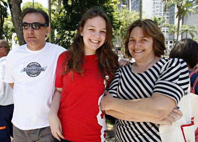 Mariana Tosato Zinher, 17 anos, aguarda com ansiedade na Praça Carlos Gomes o resultado junto dos pais Luiz e Rosane Zinher | Priscila Forone/Gazeta do Povo