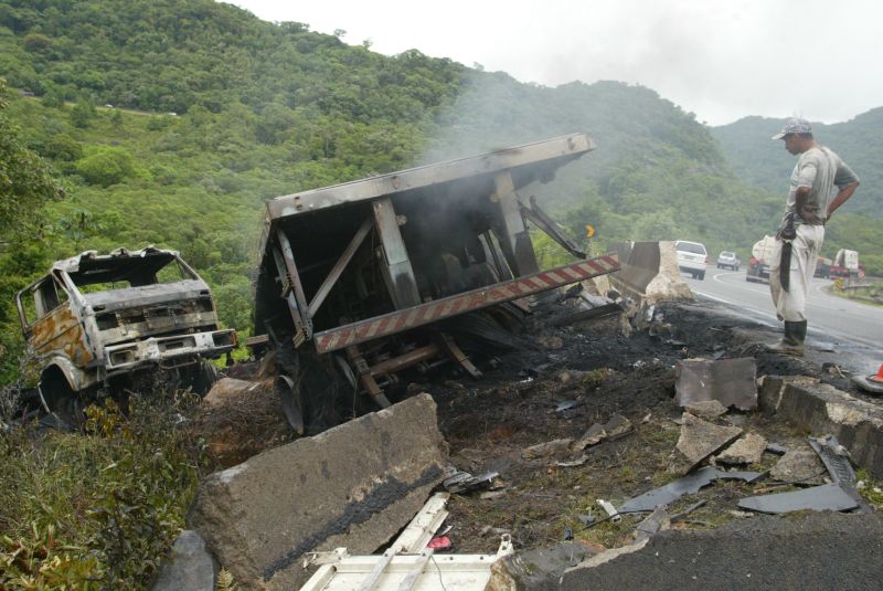 Dois caminhões pegaram fogo após a batida | Marcos Borges / Tribuna do Paraná