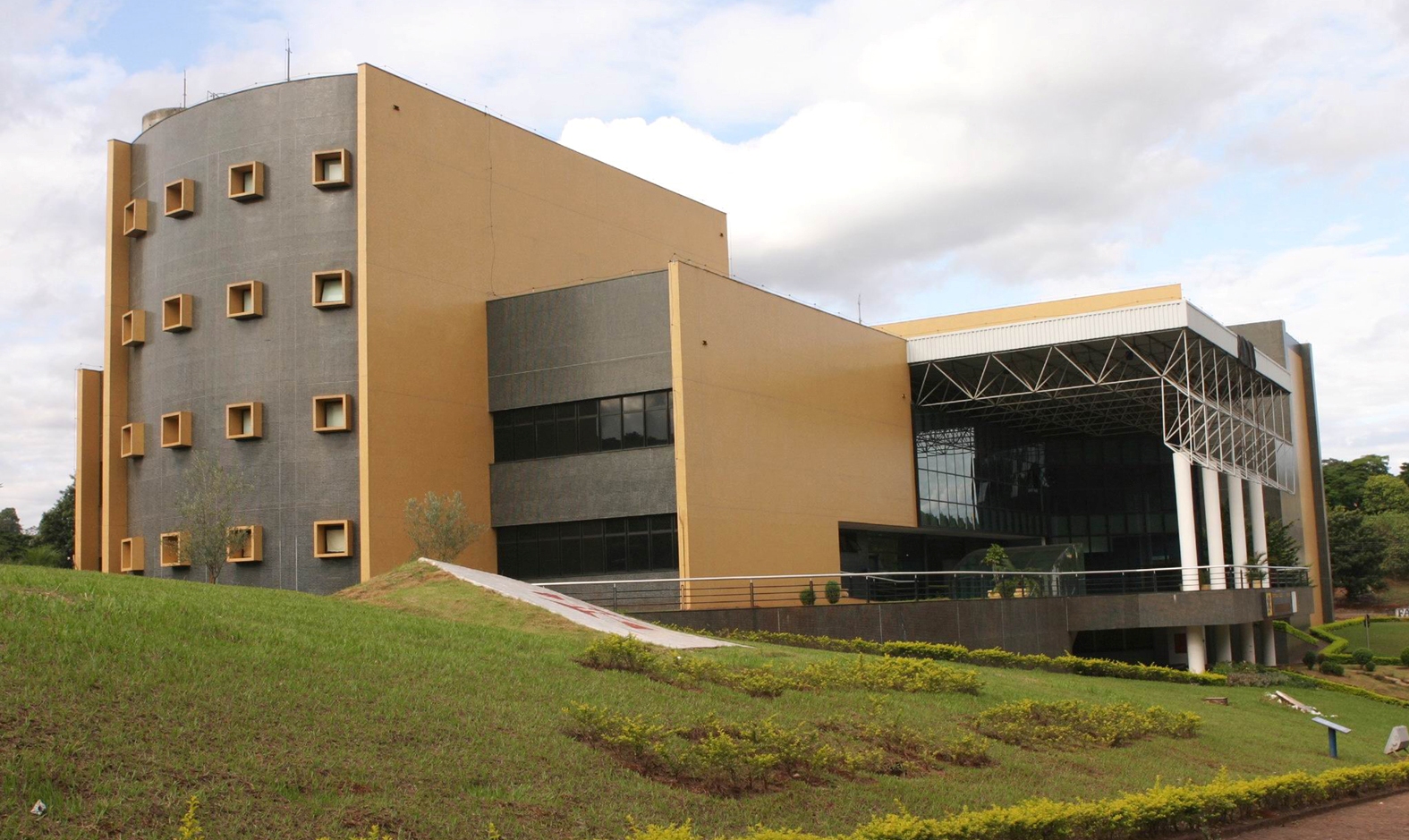 Teatro Calil Haddad, considerado o maior de Maringá em estrutura, deve perder até 40 poltronas após a reforma pela qual passa | Divulgação PMM