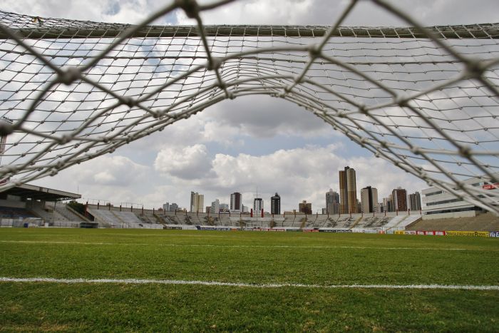 Petraglia teria oferecido ao Paraná de 10% a 15% das bilheterias dos jogos do Atlético na Vila Capanema, que foi negado | Daniel Castellano / Gazeta do Povo
