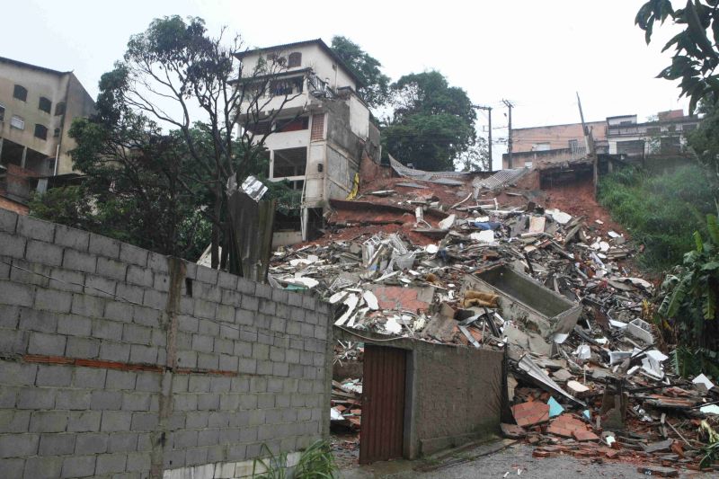 Prédio desabou de deixou um morto em Belo Horizonte, Minas Gerais | Renato Cobucci/Hoje em Dia/Folhapress
