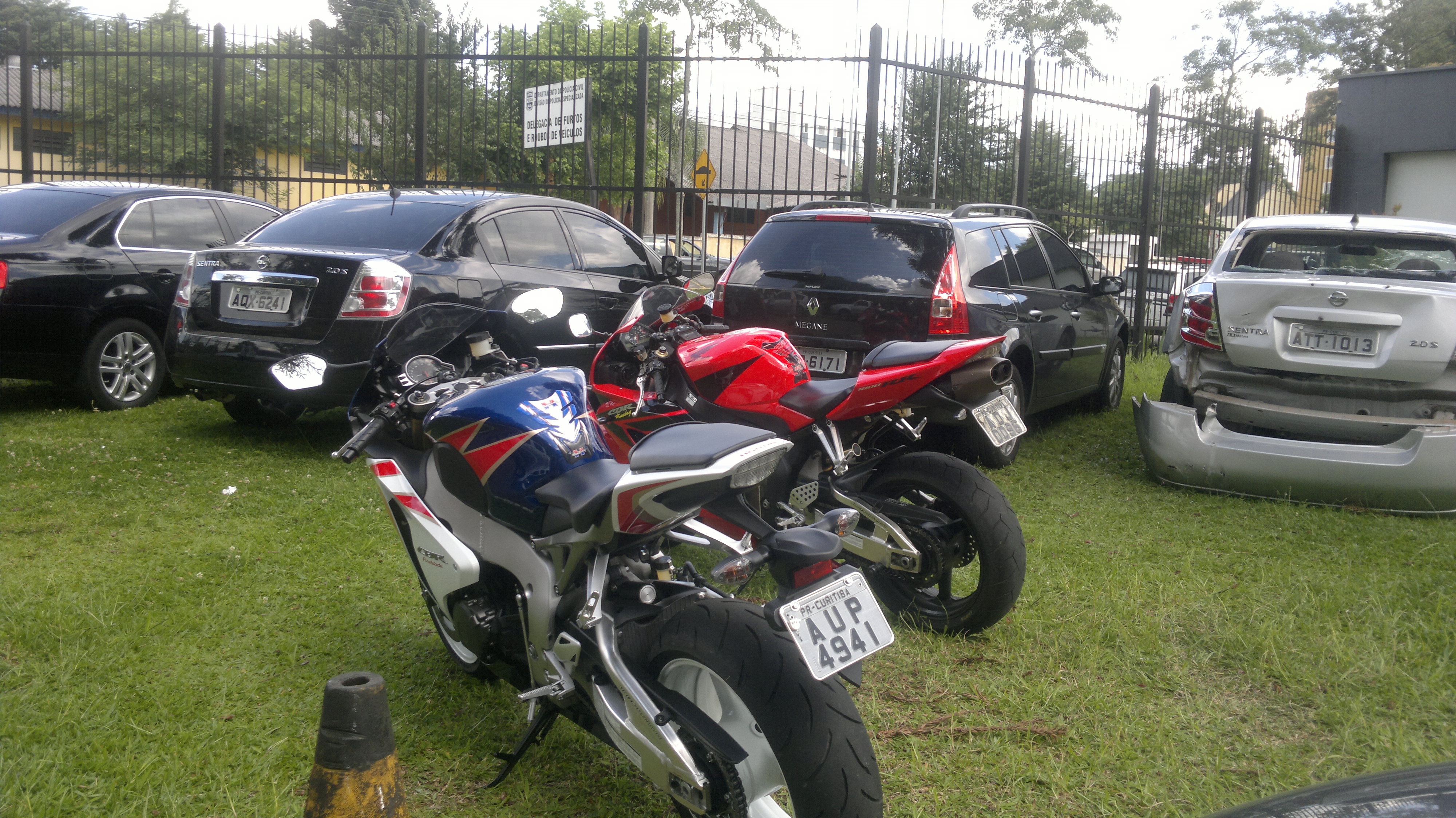 Motos e carros de luxo apreendidos na operação | Felippe Aníbal/ Gazeta do Povo