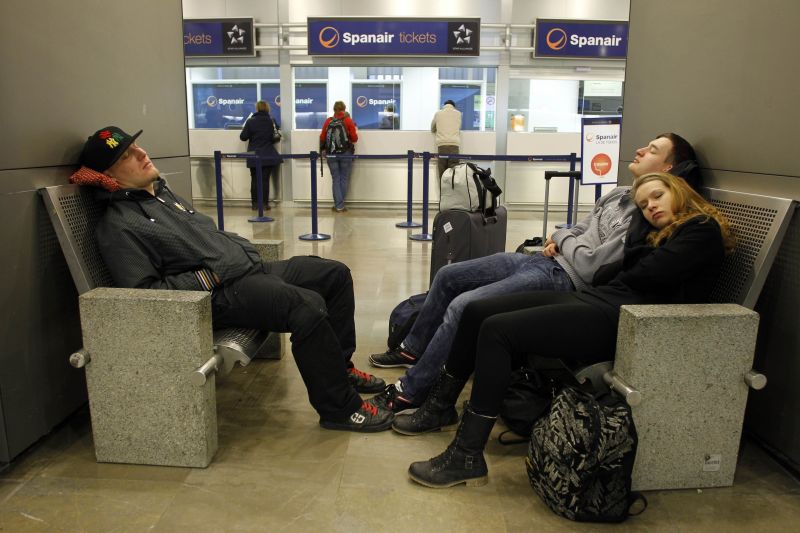 Passageiros da Spanair dormiram no aeroporto Barajas, em Madri, aguardando voos em outras companhias | Susana Vera/Reuters