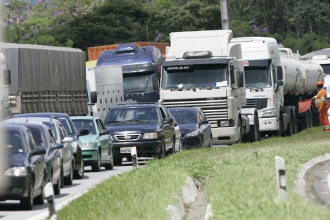 As pistas da BR-277 só foram liberadas para o tráfego por volta das 16h15 |