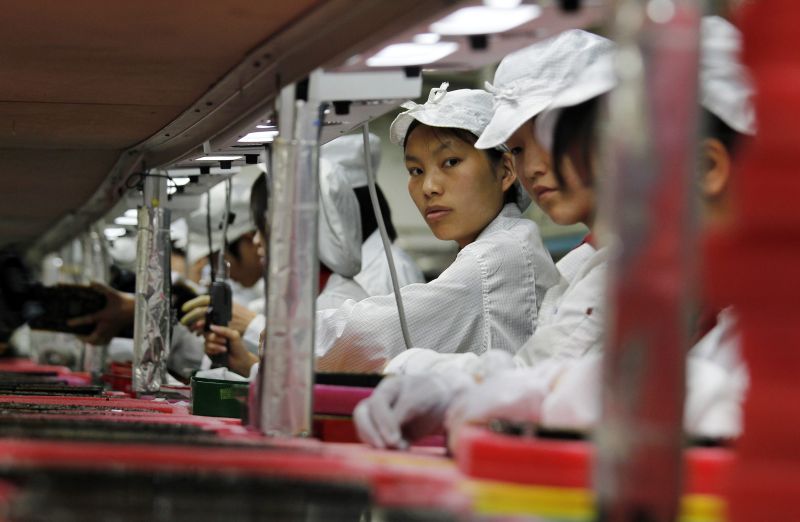 Oito mil trabalhadores da Foxconn foram acordados de madrugada para iniciar operação de troca da tela do iPhone: em 96 horas, fábrica estava produzindo 10 mil aparelhos | Bobby Yip/Reuters