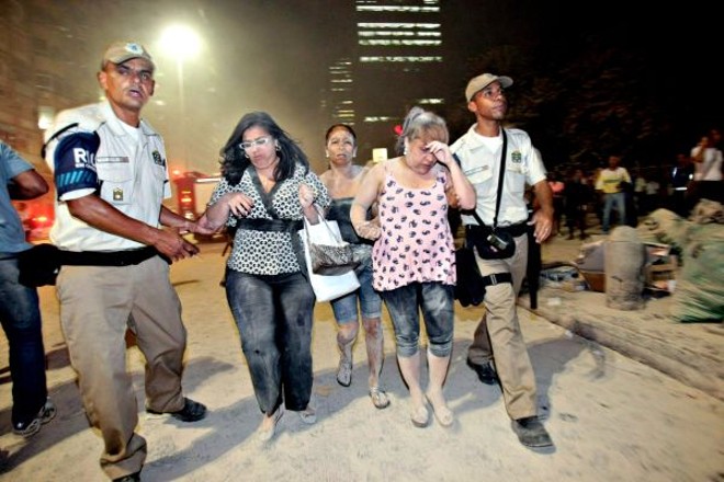 Testemunhas do acidente na Cinelândia ficaram com a roupa coberta por poeira: estado de choque |
