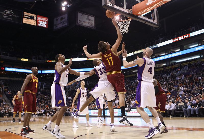 Varejão ajudou o Cleveland Cavaliers a conquistar vitória na NBA | AFP