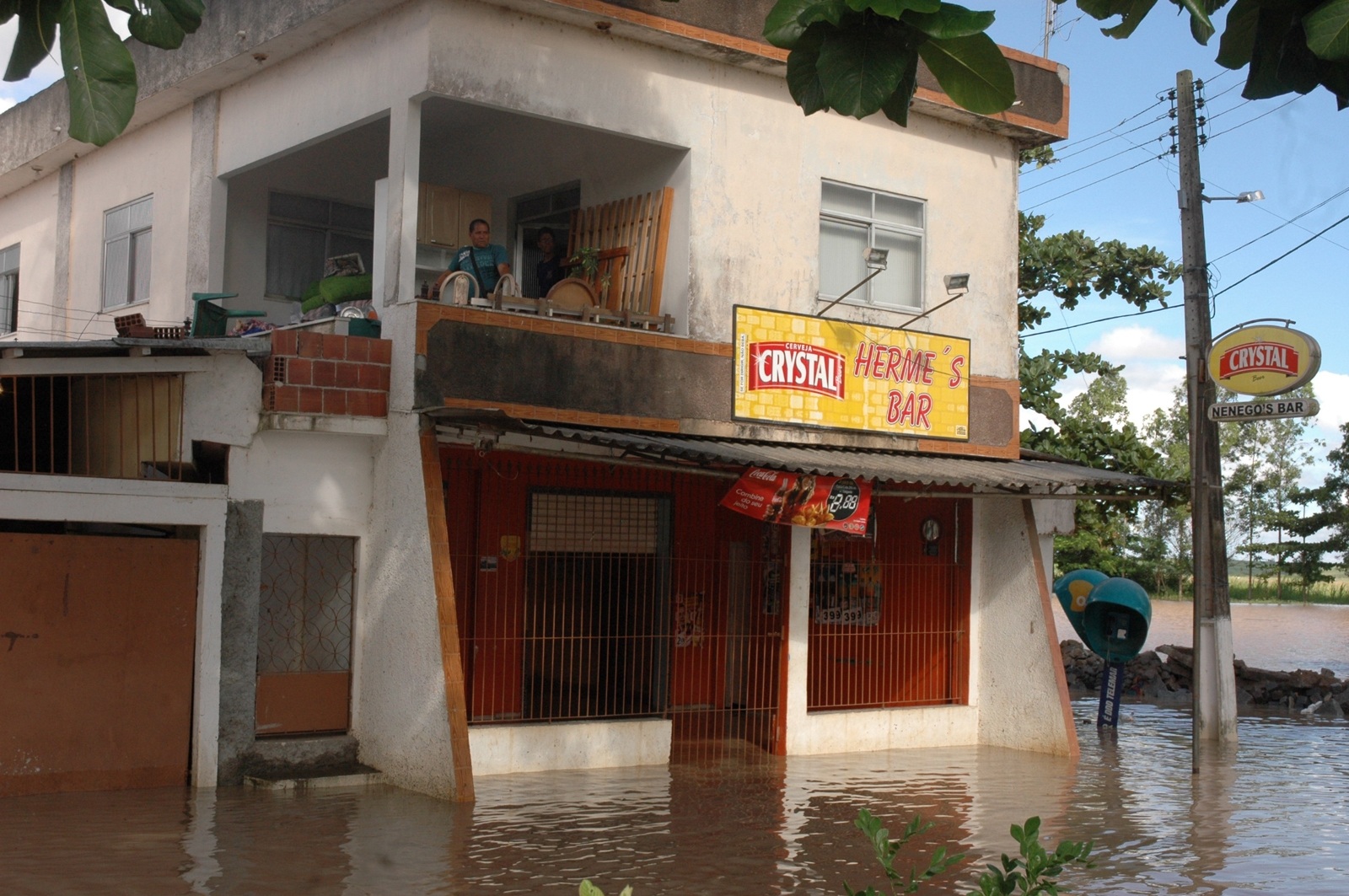 Moradores se refugiaram em cima das casas na localidade de Três Vendas, em Campos, no norte do estado do Rio | Divulgação/Prefeitura de Campos dos Goytacazes