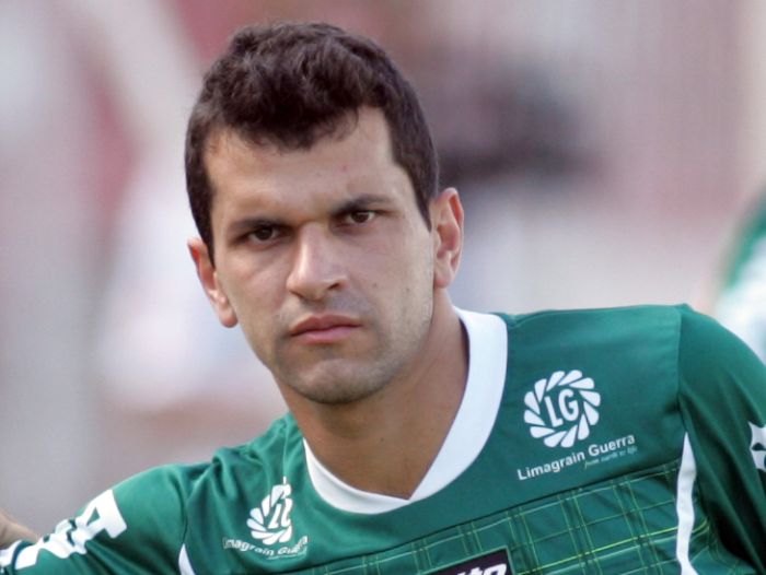 Lateral Eltinho é um dos jogadores que tentarão virar titular do Coritiba em 2012 | Christian Rizzi / Gazeta do Povo