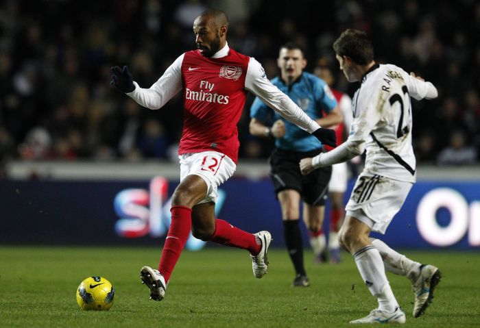 Henry passa pelo marcador em partida do Arsenal contra o Swansea | Andrew Winning/Reuters