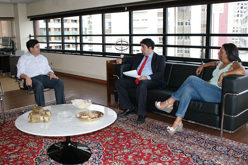 O advogado André Passos e Valquíria Lizete da Silva, ambos do Sindpd-PR, entregam denúncia do caso ao procurador do MPT-PR, Ricardo Bruel da Silveira (à esquerda) | Gisele Rosso / Divulgação MPT 9ª Região