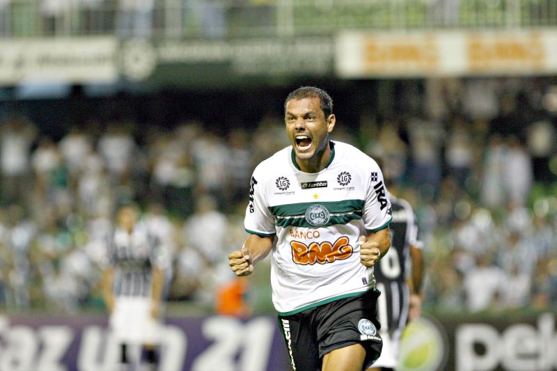 Marcel teve quatro chances no jogo de ontem, três delas de cabeça. No saldo final, após mandar um pênalti para o alto, o atacante deixou a sua marca | Marcelo Elias/ Gazeta do Povo