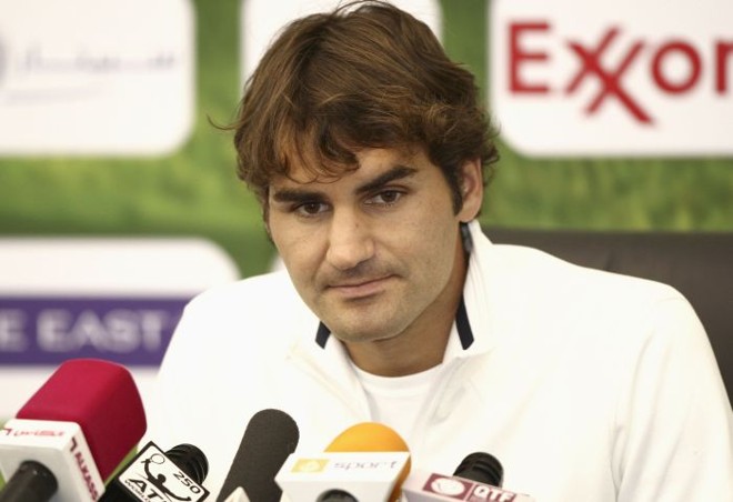 O suíço Roger Federer anunciou nesta sexta-feira a desistência da semifinal do Torneio de Doha, mas está confiante em jogar o Aberto da Austrália. | Fadi Al-Assaad/Reuters