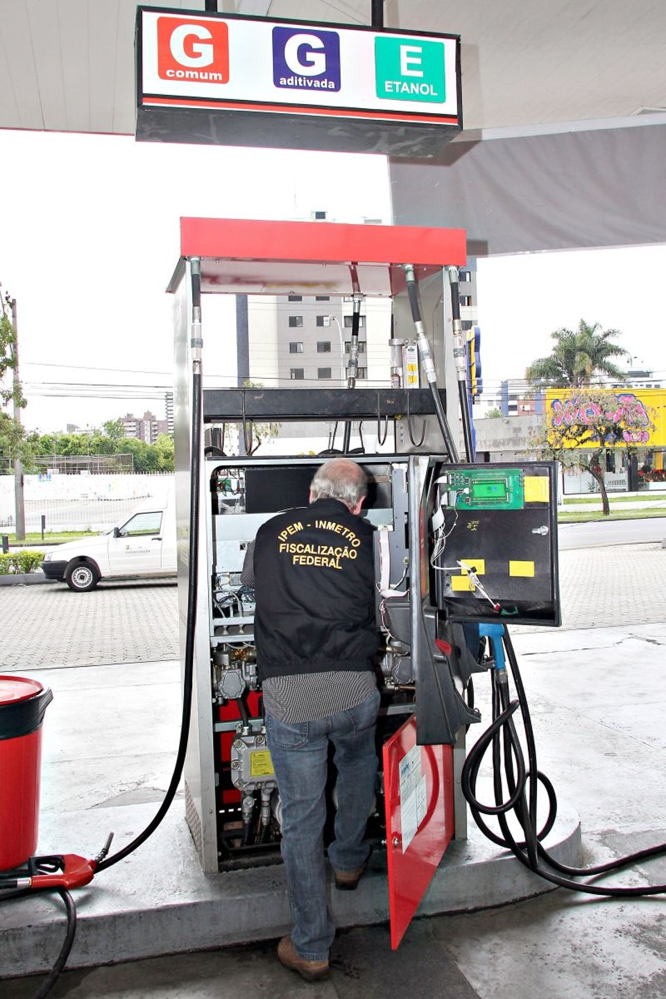 Indiciados 9 donos de postos de combustível Técnico encontrou lacres rompidos no posto Flórida, um dos que foram indiciados | Walter Alves/Gazeta do Povo