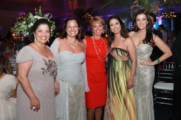 Fernanda Richa (de vermelho) passou o réveillon em Foz do Iguaçu, no Hotel Mabu, com o governador Beto Richa, filhos e amigos. Na foto, a primeira-dama e secretária da Família com as anfitriãs Márcia Abujamra, diretora-geral da Rede Mabu, Roselena Abujamra (ambas à esq.), Denise Abujamra e Astrid Abujamra. A decoração foi assinada mais uma vez pelo arquiteto Jayme Bernardo | Wilson Ruanis