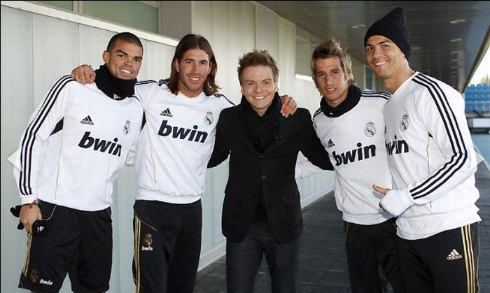 Michel Teló entre os jogadores do Real Madrid Pepe, Sérgio Ramos, Fabio Coentrão e Cristiano Ronaldo | Divulgação Real Madrid