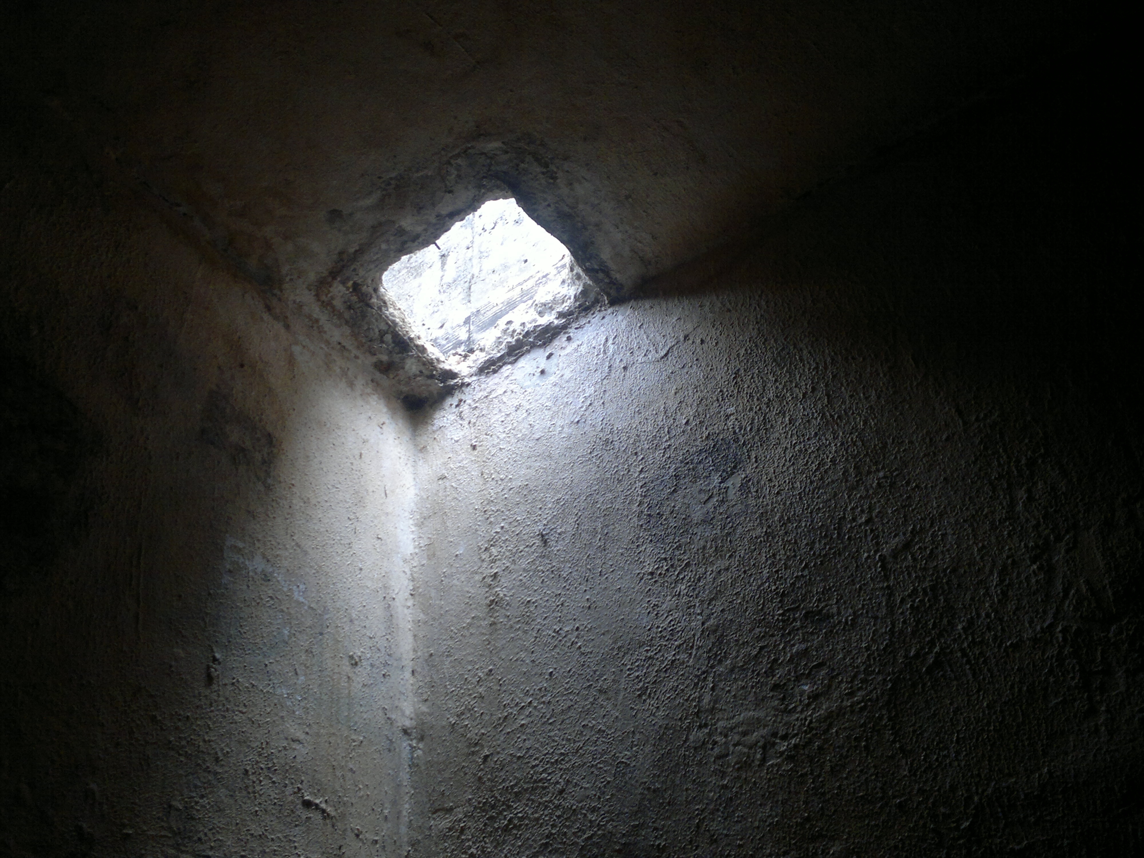 Buraco foi aberto no teto de uma das celas, com uma barra de ferro | Felippe Aníbal/ Gazeta do Povo