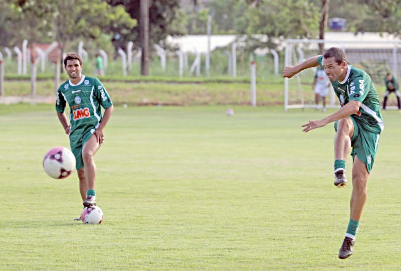O atacante Marcel (dir.) chuta a bola a gol durante treino às vésperas da reestreia no Coritiba: jogador de 30 anos espera desde o ano passado pelo retorno | Cristhian Rizzi/ Gazeta do Povo