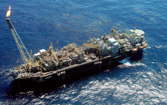 As plataformas de extração de petróleo como a P-26, em Campos (RJ) são apenas uma das opções de trabalho na estatal | Antonio Scorza/AFP
