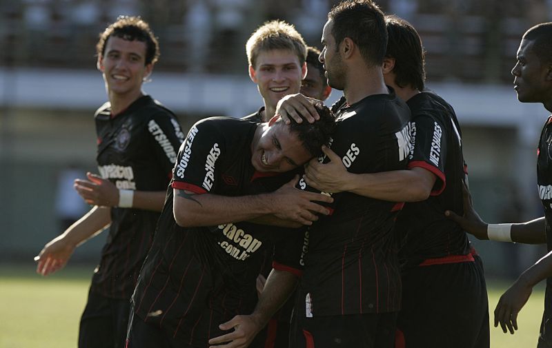 Os jogadores do Atlético se abraçam para comemorar o gol marcado por Bruno Furlan no segundo tempo | Marco André Lima/Gazeta do Povo