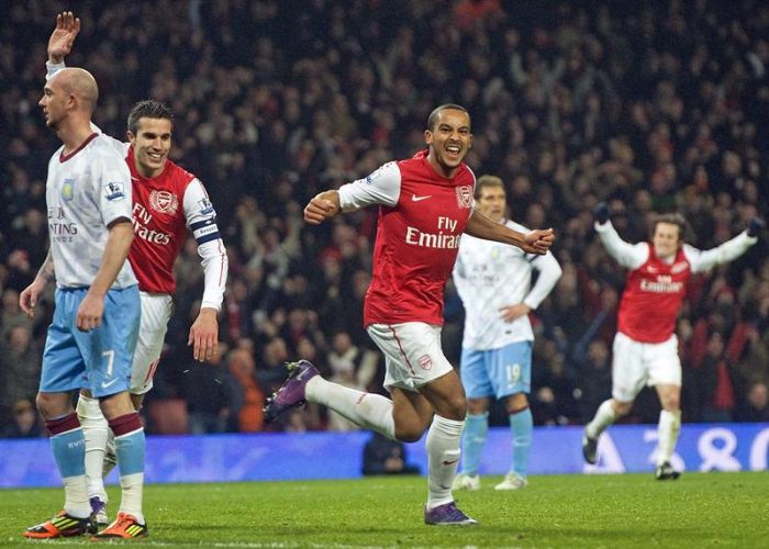 Walcott corre para comemorar o gol de empate do Arsenal na virada deste domingo sobre o Aston Villa | Gerry Penny/EFE
