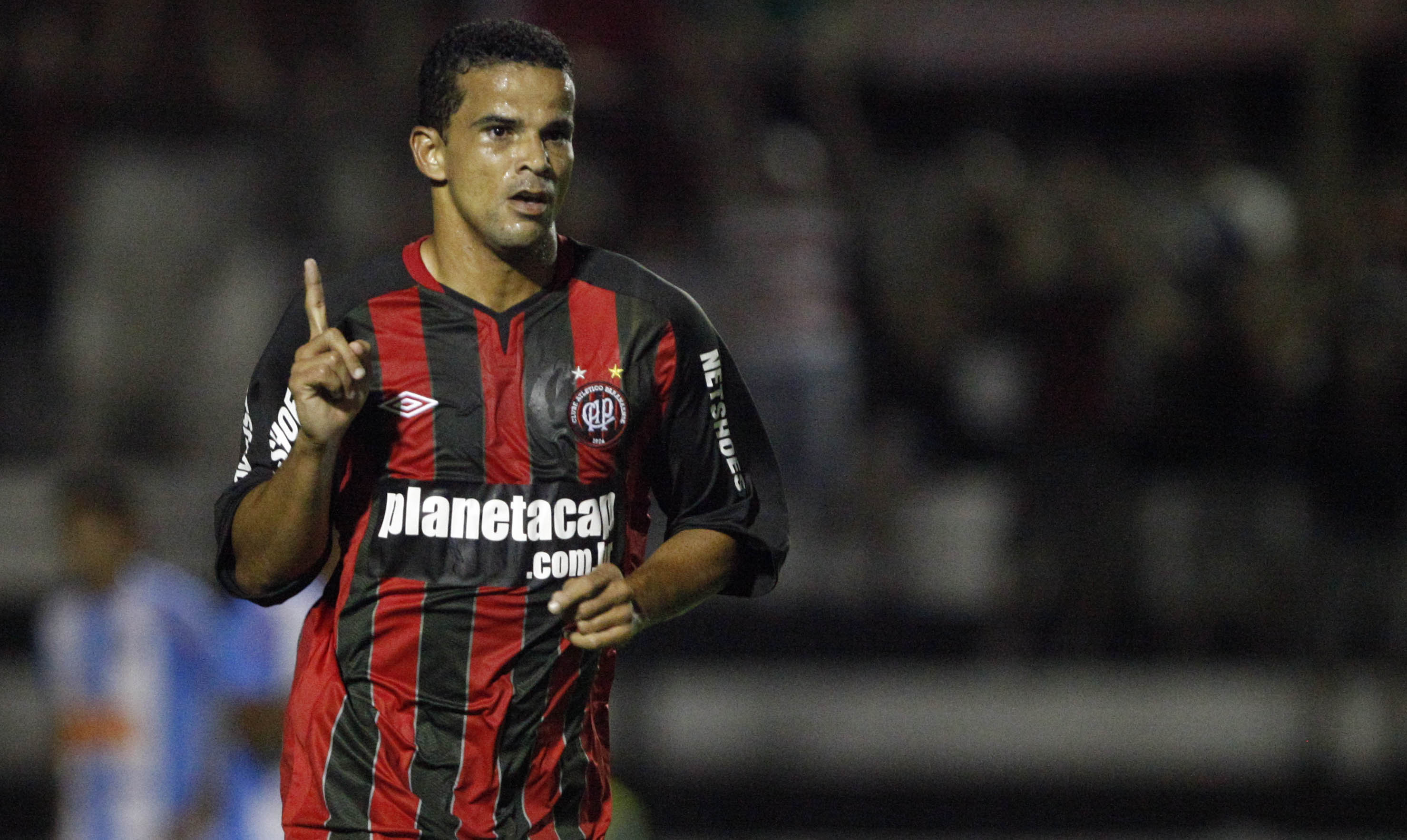 Bruno Mineiro fez um dos gols da vitória do Furacão sobre o Tubarão no Paranaense de 2012. | Jonathan Campos/Gazeta do Povo