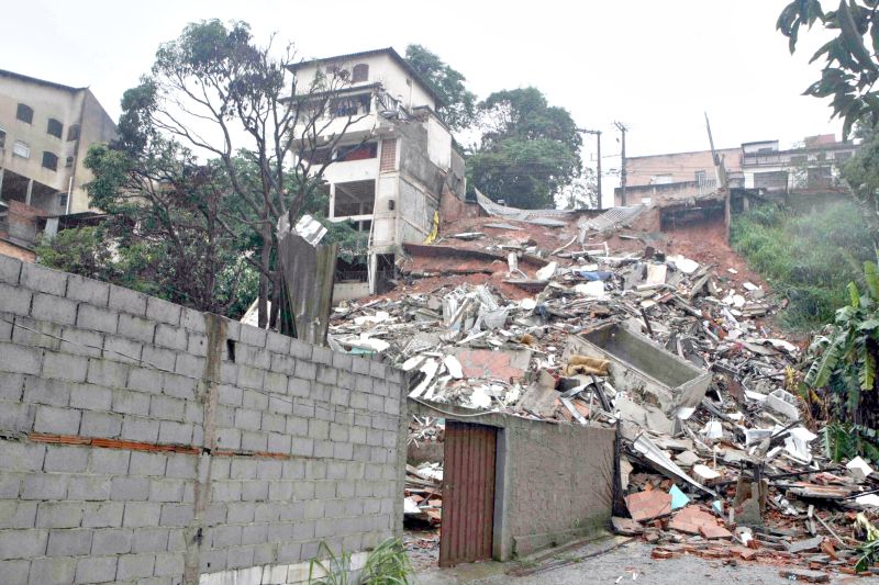 Um prédio de dois andares desabou no bairro Caiçara, em Belo Horizonte | Renato Cobucci/Jornal Hoje em Dia