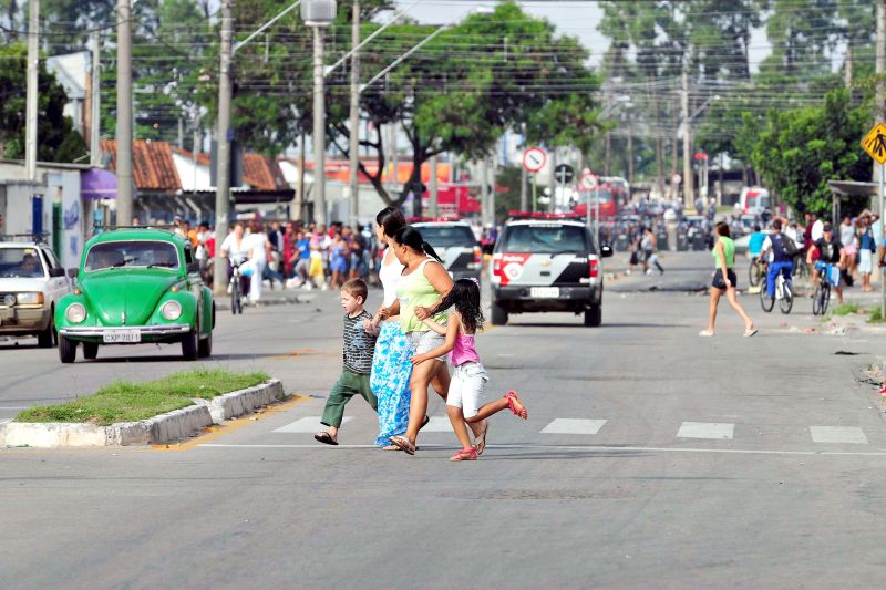 Moradores de bairros vizinhos ao Pinheirinho viveram um feriado forçado ontem, em São José dos Campos, por causa de novos conflitos | Lucas Lacaz Ruiz/Futura Press