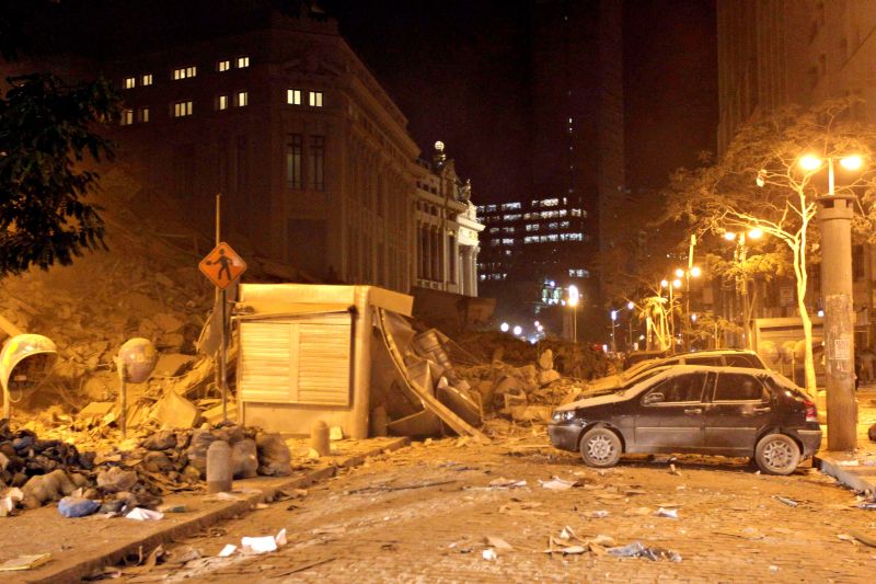 O desmoronamento do edifício Liberdade, na Rua Treze de Maio, no Rio, deixou pelo menos 11 vítimas, entre mortos e feridos, segundo as primeiras informações da Defesa Civil: cenário de guerra após possível explosão | Fotos: Marcelo Piu/Agência O Globo