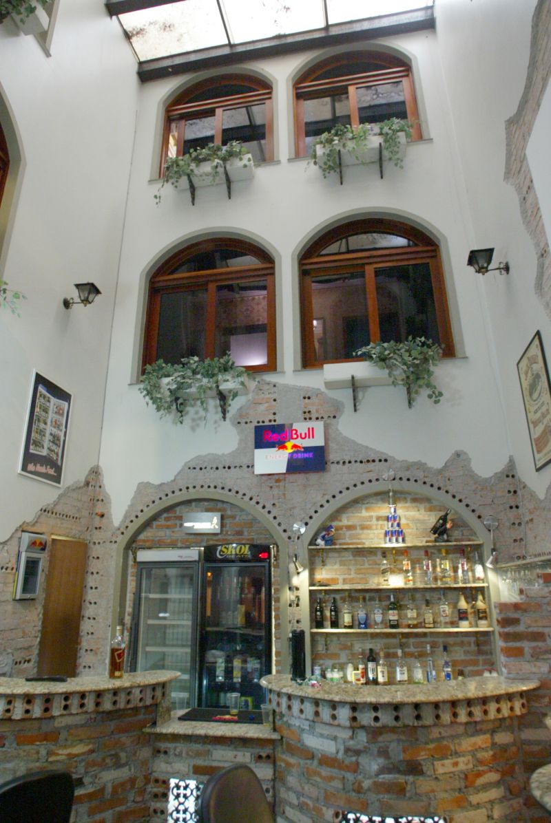 No momento da batida, cerca de 40 pessoas estavam na mansão no bairro Parolin que serviria como casa de jogos e bordel | Anderson Tozato/Tribuna do Paraná