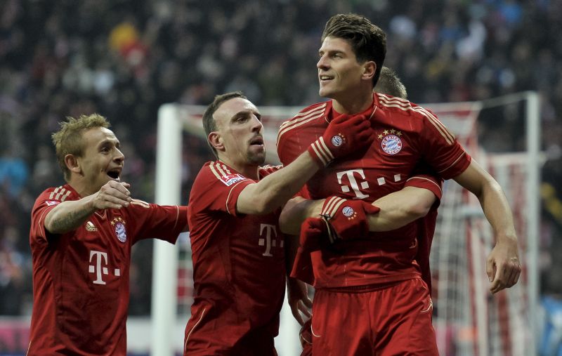 Mario Gomez comemora o primeiro gol do Bayern na vitória sobre o Wolfsburg | AFP