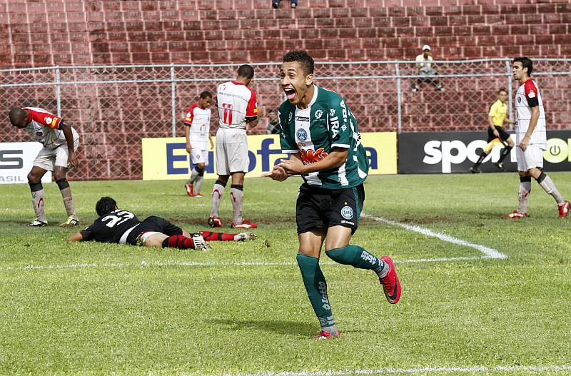 Gustavo comemora o primeiro gol do Coxa no triunfo sobre o Vitória | Ale Vianna / News Free / Folhapress