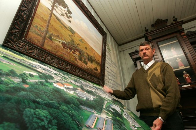 Os avós do historiador Heinz Egon Philippsen vieram para o Brasil na década de 30, quando o país recebia os estrangeiros de braços abertos e estimulava a imigração | Josué Teixeira/Gazeta do Povo