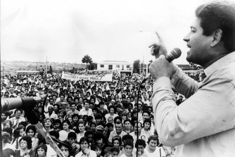 Comício de Requião na Vila São Pedro, em 20 de outubro de 1985: peemedebista largou com 18% das intenções de voto contra 40% de Lerner. Mas conseguiu a virada | Arquivo/ Gazeta do Povo