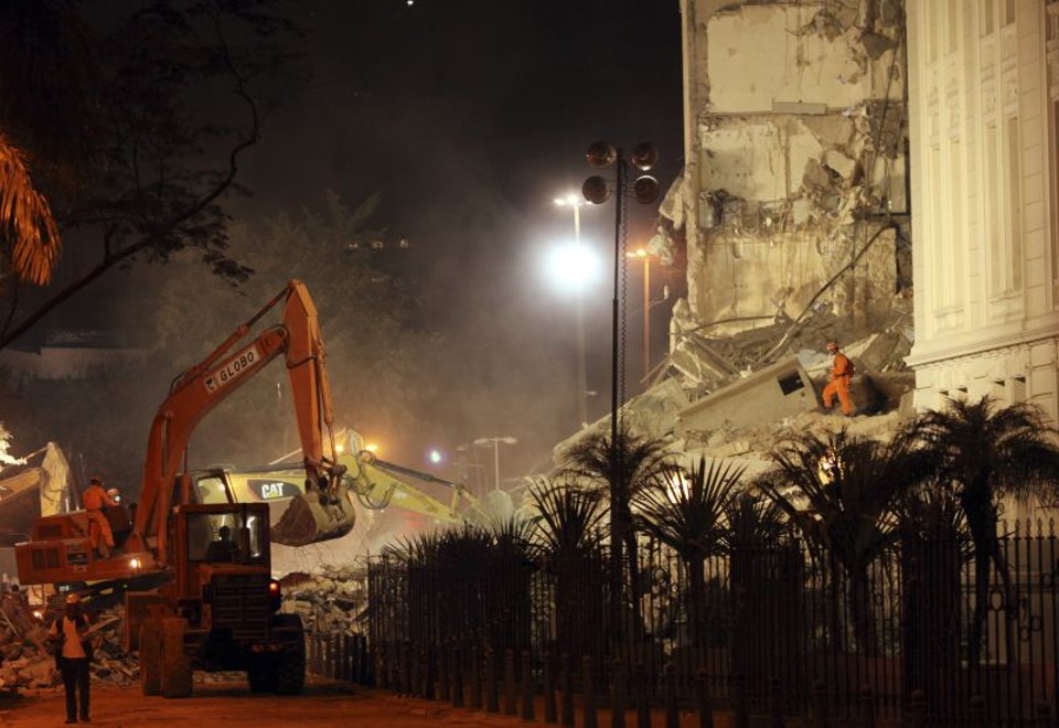 Equipes dos bombeiros trabalhavam no local do desabamento | REUTERS/Ana Carolina Fernandes