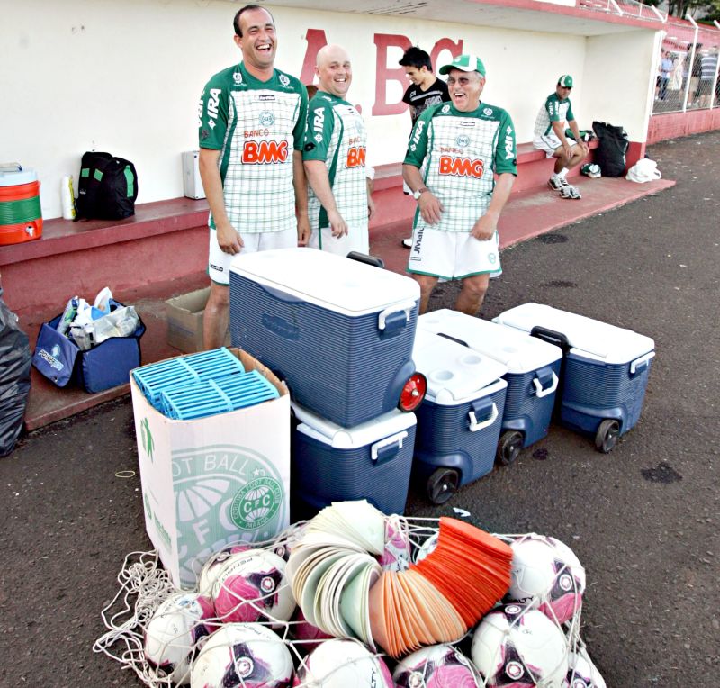 Marcelo Araujo, Diego Alves e Wagner Gomes fazem o trabalho duro na pré-temporada de Foz do Iguaçu | Cristhian Rizzi/ Gazeta do Povo