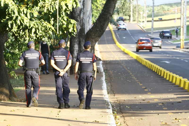 Guardas municipais fazem a ronda em Londrina: armamento da tropa é considerado um avanço no combate a violência | Gilberto Abelha/Gazeta do Povo