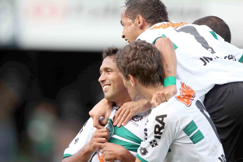 O meia Davi comemora com os companheiros o gol que abriu o placar no Couto Pereira: o Coritiba está invicto há 36 jogos no Estadual | Walter Alves/Gazeta do Povo