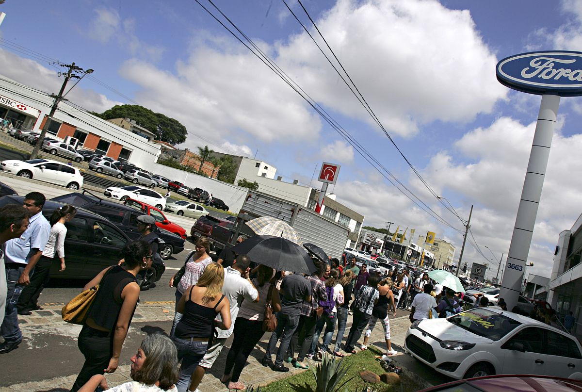 Fila para recadastramento no TRE-PR chegou a ter cerca de um quilômetro nesta quinta (19) e se aproximou da Linha Verde | Priscila Forone / Agência de Notícias Gazetad do Povo