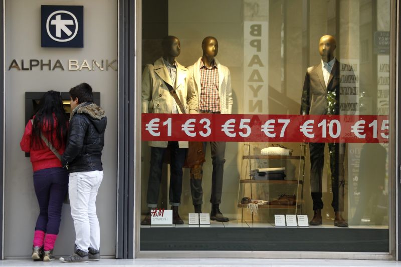 Consumidores no primeiro dia da temporada de liquidações do comércio em Atenas: negociação do calote parcial do país volta à baila amanhã | Yiorgos Karahalis/Reuters