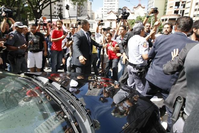 O tumulto começou após saída do prefeito Gilberto Kassab da Catedral da Sé, onde foi celebrada uma missa em comemoração aos 458 anos da cidade | Luiz Carlos Murauskas/Folhapress