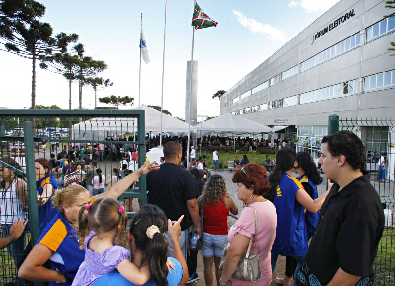 Ontem, fila para atendimento no TRE chegou a cerca de 800 metros do portão do tribunal. Muitas pessoas aproveitaram a isenção de multa aos domingos | Aniele Nascimento/ Gazeta do Povo